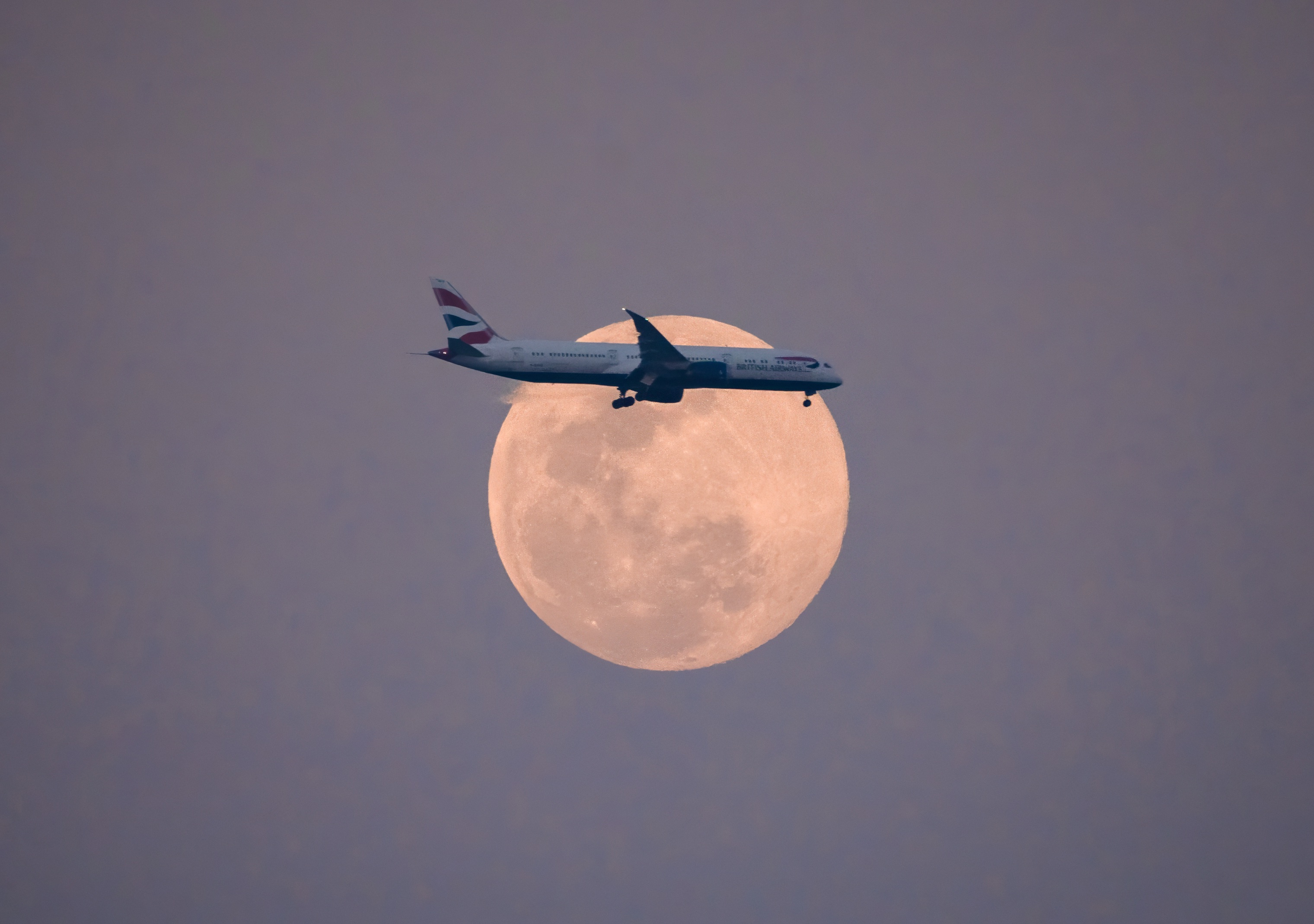 Avión Pasando Frente a la Luna